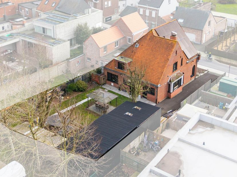Ontdek deze instapklare,&amp;nbsp;recent gerenoveerde&amp;nbsp;én karaktervolle halfopen bebouwing&amp;nbsp;met 5 slaapkamers op een perceel van 566 m², ideaal ge
