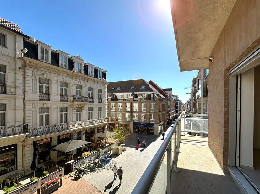 Op een uitstekende ligging in Blankenberge, vlak bij het Casino Blankenberge en aan de achterzijde van de zeedijk, bevindt zich dit volledig gerenovee