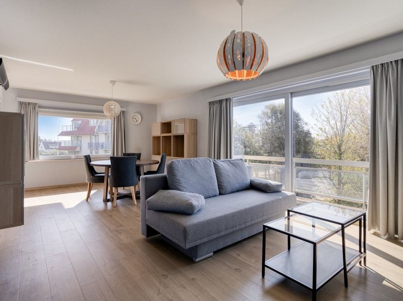 Dit mooie appartement beschikt over twee volwaardige slaapkamers en een ruime living die direct uitgeeft op de eetkamer. Het appartement beschikt over
