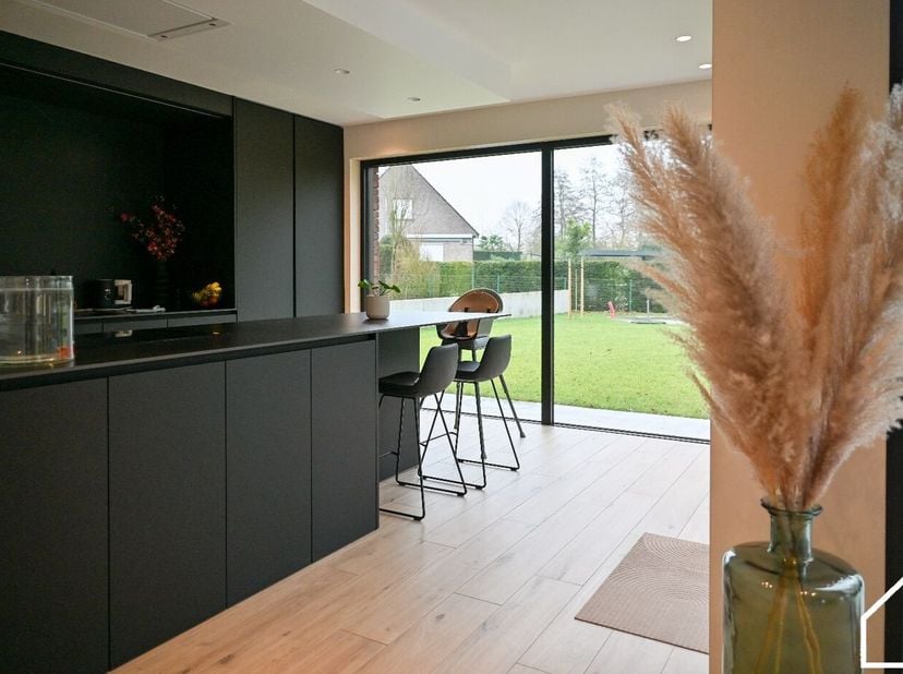 Deze kwalitatieve nieuwbouwwoning gelegen in een rustige groene straat kan nog volledig naar uw hand gezet worden.<br />
<br />
ONTDEK DE BOUWMOGELIJK
