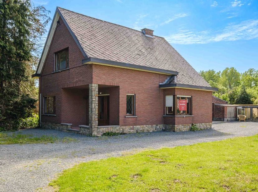 Maison individuelle située dans un quartier résidentiel, sur un grand terrain. <br />
À rénover. <br />
Deels bosgebied en deels landschappelijk waard