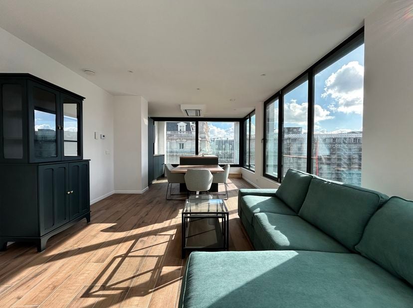 BRUSSEL - in het hart van de historische stad, vlakbij de Place de Brouckère en de Grote Markt. Dit lichte APPARTEMENT (2bed/1sdd) omgekeerde duplex g