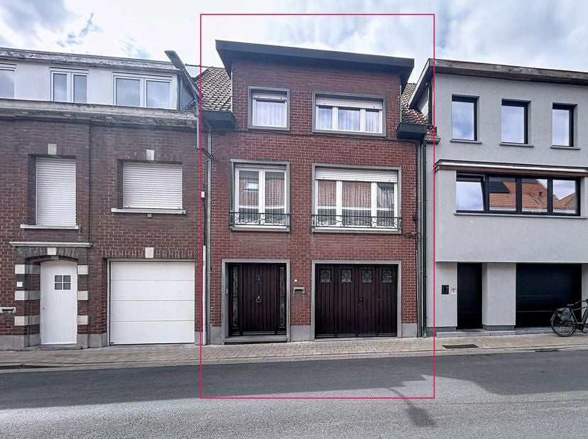 Kloeke woning op een rustige doch centrale locatie bestaande uit een inkomhal, garage, bureel/slaapkamer, hal met afzonderlijk toilet en een zon geori