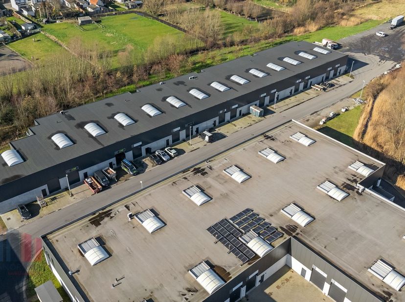 PME de construction récente d'une surface de 221 m² à louer à proximité du R4 avec accès facile aux autoroutes E34, E17 et E40.<br />
<br />
Le hangar