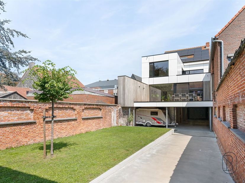 Een unieke kans voor wie op zoek is naar authenticiteit gecombineerd met modern comfort. <br />
Prachtige herenwoning, charmante binnentuin met zalig