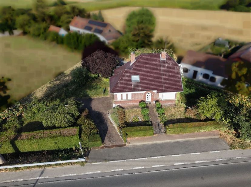 Jolie villa 4 façades située sur +/-8 ares 10 centiares à proximité de toutes les commodités (écoles, commerces,), à moins de 5 minutes des accès auto