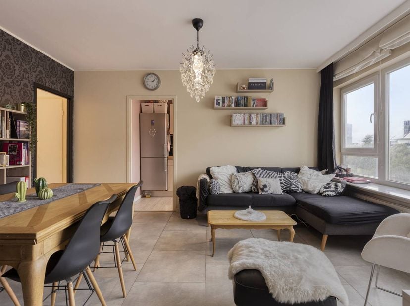 Cet appartement d'une chambre prêt à emménager avec terrasse à vendre à Anvers est situé dans un immeuble résidentiel réputé au troisième étage et dis