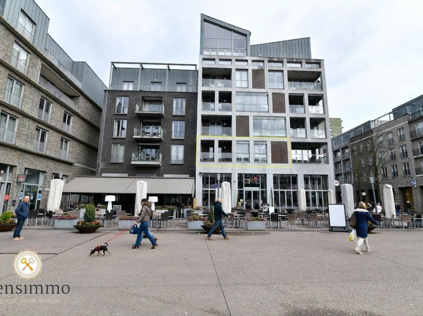 Pal in het bruisend centrum van Genk met zicht op het stadsplein woont u op het eerste verdiep toch met de nodige privacy. U parkeert uw wagen op de a
