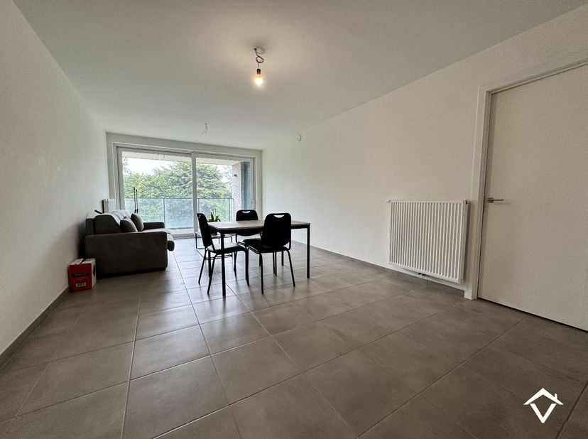 Dit appartement (C1.3) is gelegen op de 1ste verdieping in de Residentie Brouwershof te Westrozebeke (Staden) en bestaat uit: inkomhal - toilet - badk