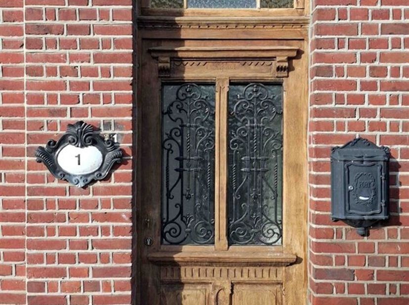 Volledig gerenoveerde woning met mogelijke uitbreiding van naastliggend pand (prijs op aanvraag)!!<br />
Deze prachtige woning biedt een royale woonop