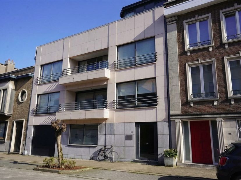 Stijlvol appartement met uitzonderlijk terras op gegeerde locatie! Op een uitstekende en gegeerde locatie, op wandelafstand van winkels waaronder Delh