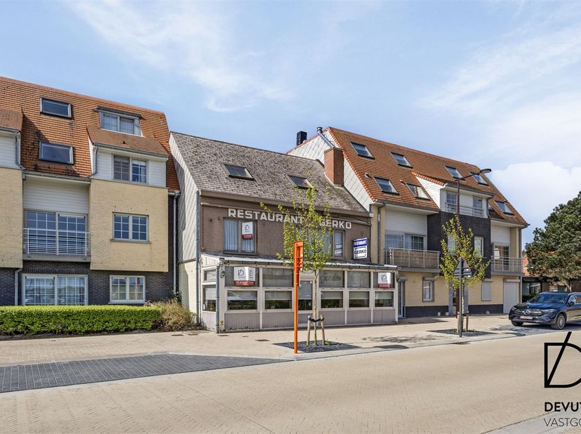We presenteren u met trots deze unieke kans. Op slechts een steenworp van het strand en de prestigieuze 'Royal Ostend Golf Club' bevindt zich dit veel