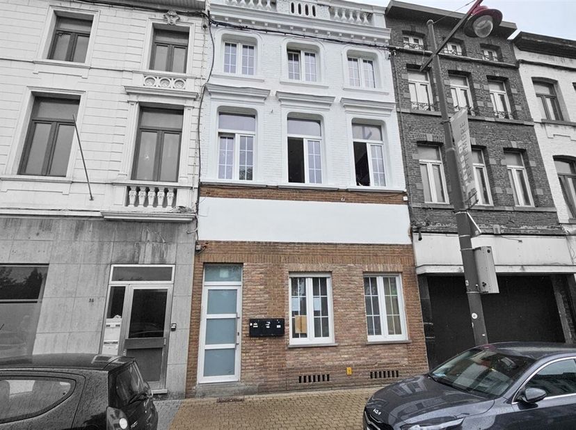 Prix: 450.000 euros, frais d'agence non inclus et à charge de l'acquéreur.<br />
Immeuble de rapport comprenant 3 appartements comme suit: <br />
Sous