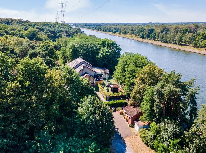 Restaurant met vakantieverblijf op een unieke locatie aan het Albertkanaal<br />
Dit restaurant met vakantieverblijf geniet van een uitzonderlijke li