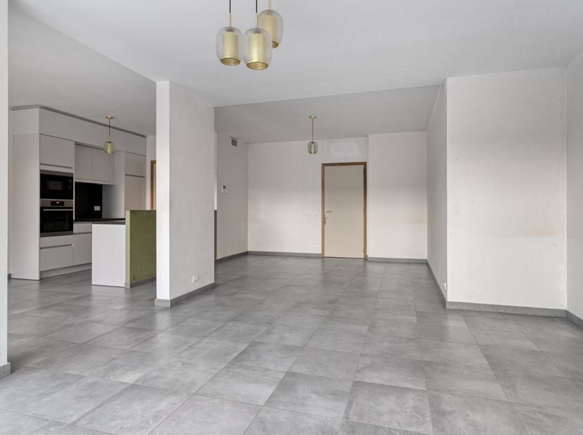 Modern gelijkvloers appartement met 2 slaapkamers in een kleinschalige residentie te Pittem.<br />
Dit hedendaagse appartement is ideaal gelegen op wa