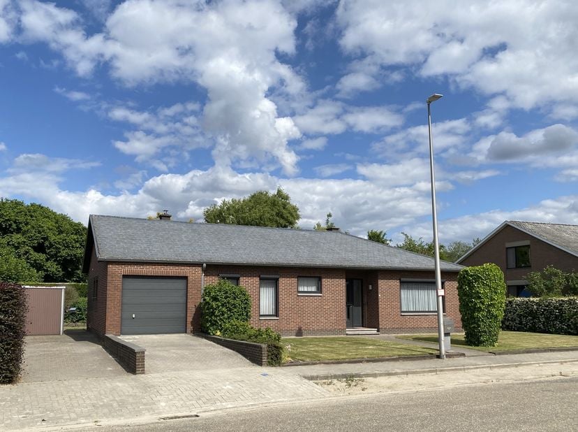 Bent u op zoek naar een vrijstaande woning met een praktische indeling en heel wat potentieel? Dan is deze open bebouwing, gelegen aan de Tiende Meist