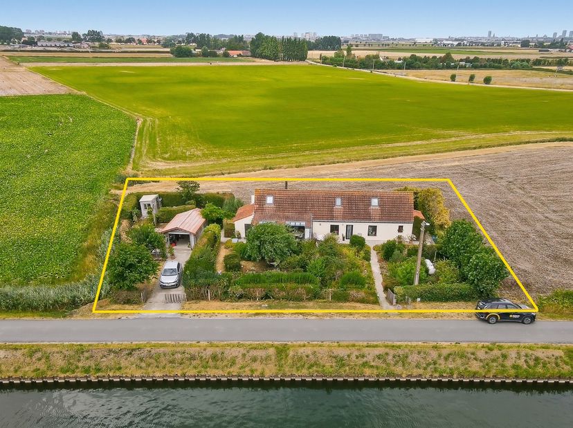 Ontdek deze uitzonderlijke vrijstaande woning op een prachtig perceel van ca. 984 m², idyllisch gelegen langs het kanaal Nieuwpoort-Plassendale op sle
