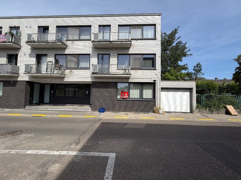 Ligging: Dit gezellig gelijkvloers appartement met mooi terras is pal in het centrum van Mol gelegen. Hierdoor zijn al de nodige faciliteiten (scholen
