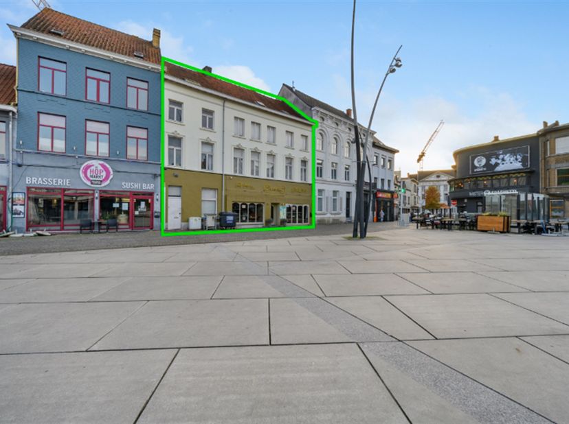 Dit uitzonderlijke en polyvalente pand is uiterst strategisch en commercieel gelegen op de Hopmarkt te Aalst. Dit bestaat uit een handelshuis enerzijd