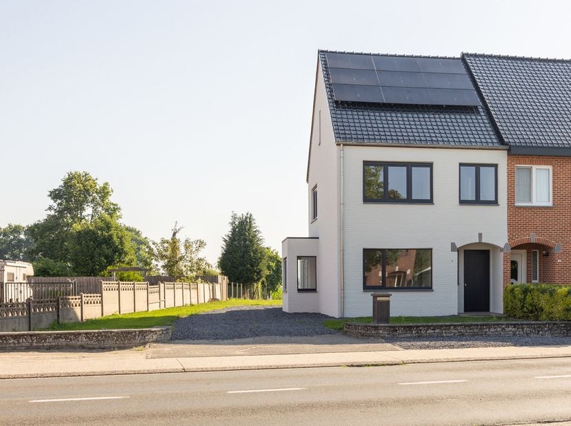 Volledig gerenoveerde gezinswoning met zicht op weide op een ruim perceel van 9 are 45 ca!<br />
De woning werd in 2025 volledig gestript en voorzien