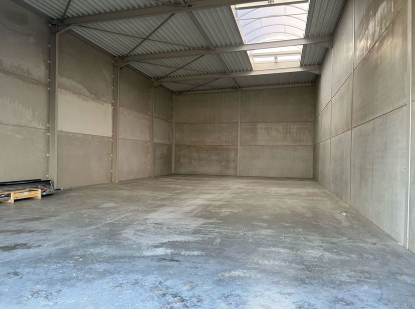 Nieuw magazijn 300m²<br />
Laatste te Huur beschikbaarheden :<br />
Unit 2 - 300m²<br />
Unit 7 - 1.400m²