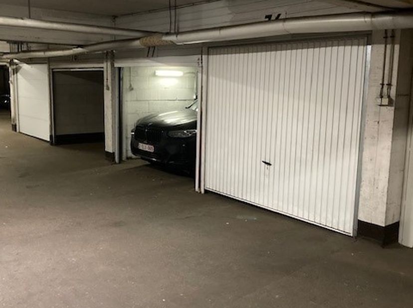 Garagebox. ( nr 77 ). Momenteel verhuurd voor €130/maand. Voor verdere info of afspraak bel 0473 33 33 35.