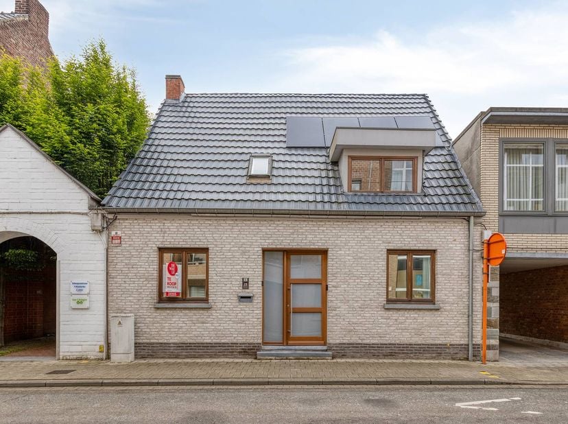 Deze karaktervolle halfopen bebouwing in het centrum van Izegem werd in 2024 volledig en kwalitatief gerenoveerd met respect voor de authentieke charm