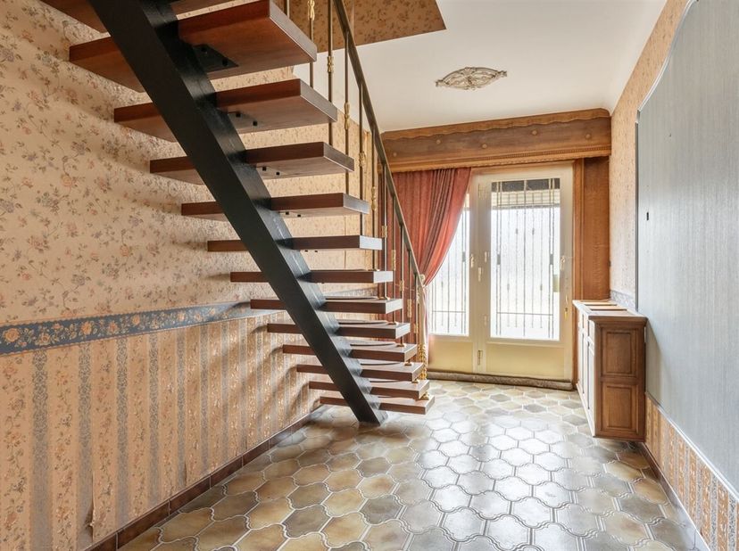 Deze ruime woning in het centrum van Velm combineert comfortabel wonen met extra functionele ruimtes op een perceel van 1.372 m². Met vier volwaardige