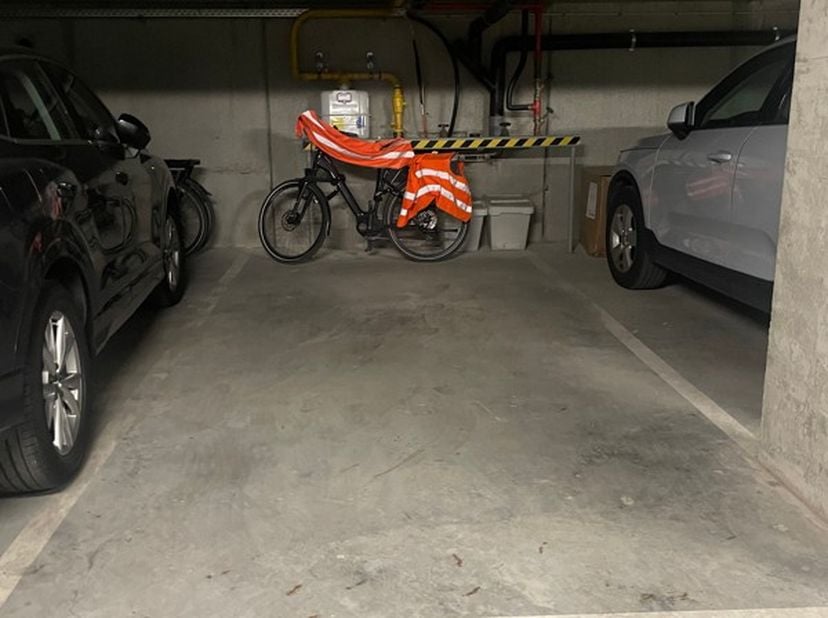 Ondergrondse parkeerplaats gelegen in het centrum van Koksijde.<br />
Toegang naar parking via autolift.<br />
Direct beschikbaar