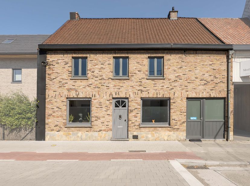 Op een gunstige en vlot bereikbare ligging in Desselgem vinden we deze verrassend ruime en karaktervolle woning langs de Gentseweg. Dankzij de central