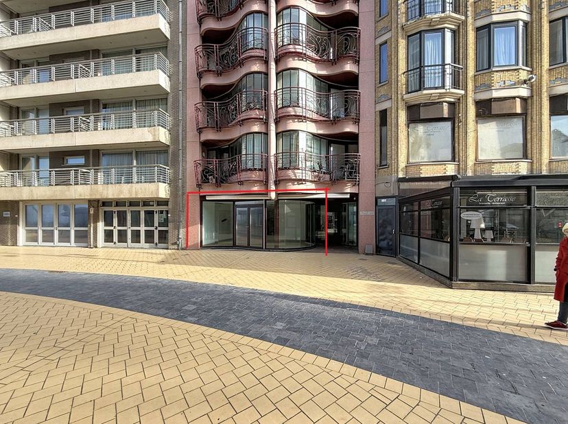 Dit prachtig gelegen handelspand in de bruisende Zeelaan biedt u een unieke kans. Met het strand op slechts 50 meter afstand geniet u hier van een con