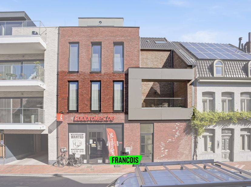 Découvrez cet appartement charmant à vendre dans la rue Ypres, en plein centre, à proximité des commerces, des restaurants et des transports en commun