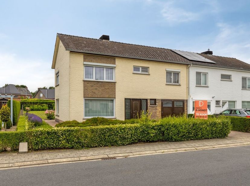 Ruime statige woning in deelgemeente Eine<br />
Indeling : <br />
Inkomhal met toilet, ruime living met eetplaats, keukenruimte met eetplaats, garage