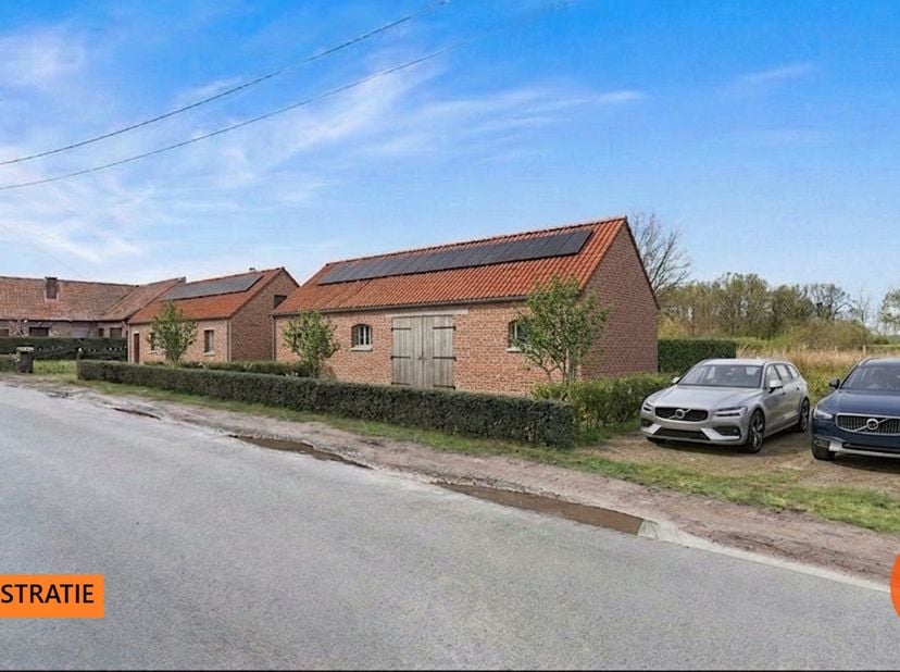 LOKEREN - Te renoveren woning met bijgebouwen op +- 6700m²<br />
Bent u op zoek naar een eigendom met karakter, ruimte en potentieel? Dan is deze te r