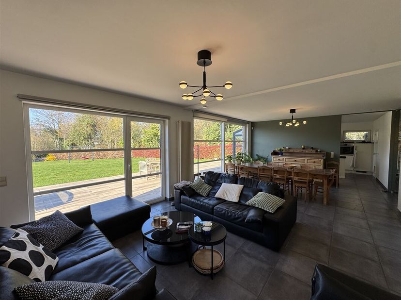 Schitterende villa met 4 voorgevels op een bebost en omheind terrein van 23 are en 96ca in de heuvels boven Bon-Secours.<br />
Dit grote huis van 311m