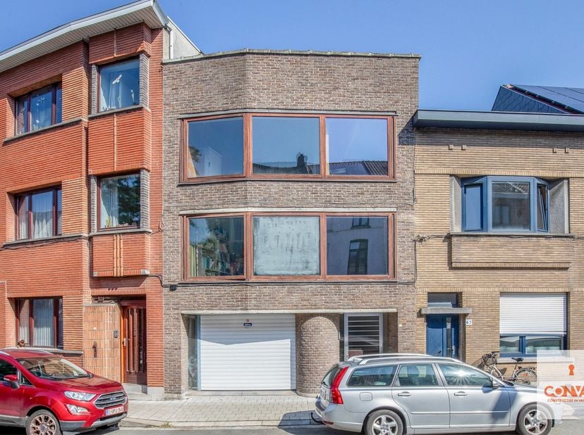 Deze bel-etagewoning is uitstekend gelegen tussen het station Gent-Sint-Pieters en het UZ Gent. Lokale handelaars, scholen en op- en afritten bevinden