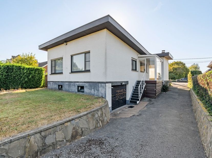 Welkom aan de Brugseweg 225 in Sint-Jan (Ieper). Deze alleenstaande bungalow, gebouwd in 1963 met kwalitatieve materialen, bevindt zich op een bijzond