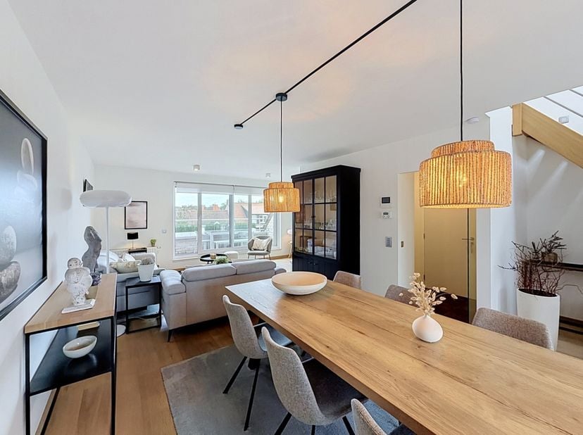 Dit ruime en instapklare duplexappartement is centraal gelegen in een kleinschalige residentie, op korte wandelafstand van de Grote Markt, de winkels
