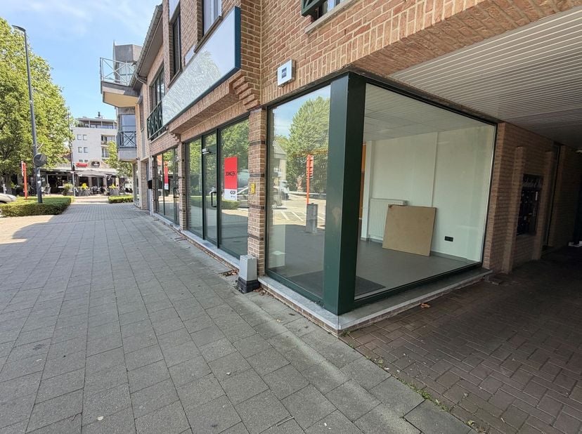 Goed gelegen handelspand te koop in Lanaken-centrum,<br />
aan het Molenweideplein.<br />
<br />
Het pand is VRIJ VAN GEBRUIK<br />
Momenteel is het p