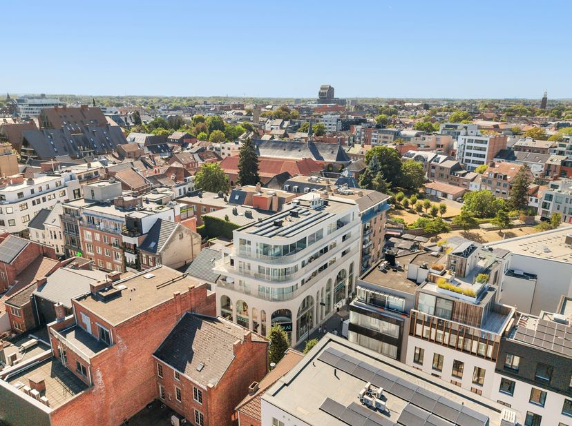 ** verkoop onder het 21% btw-stelsel **<br />
<br />
Lichtrijk penthouse met a view op een absolute toplocatie in hartje Hasselt. De hoge plafonds, ro