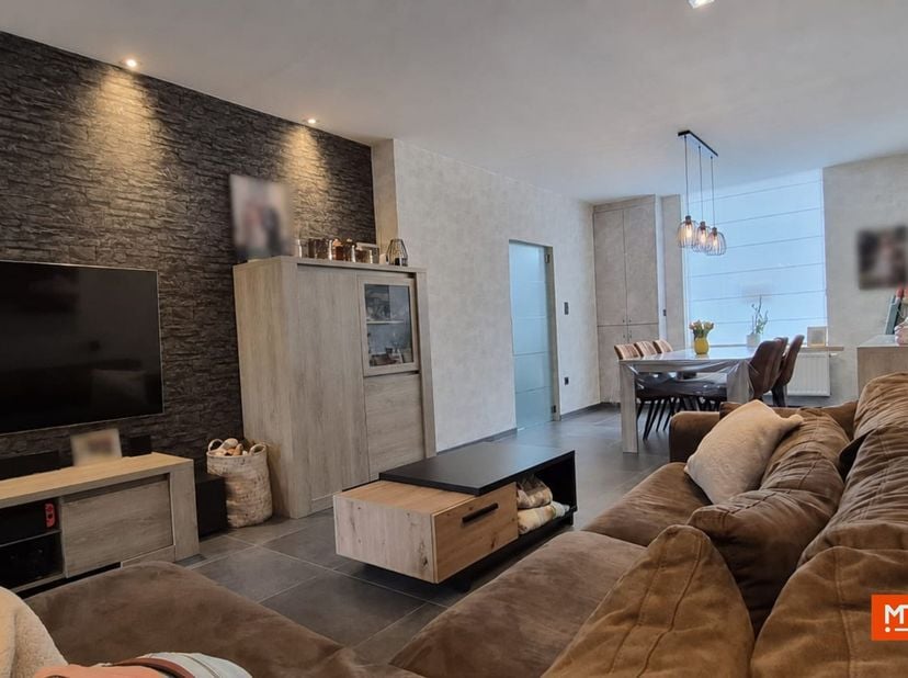 Op zoek naar een ruime woning op een toplocatie? Deze gezellige gezinswoning ligt in het hart van Zonnebeke, op wandelafstand van winkels, scholen en