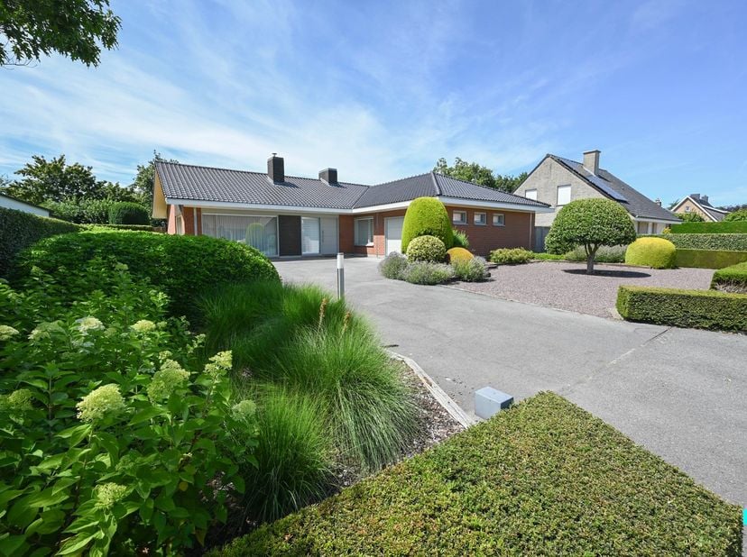 Op wandelafstand van het centrum van Oostrozebeke vinden we deze uiterst ruime bungalow op een perceel van maar liefst 892 m². Deze verzorgde woning b
