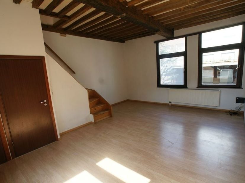 Ruim en licht duplex appartement op de eerste en tweede verdieping met 2 achter elkaar gelegen slaapkamers en dit in het centrum van de stad vlakbij d