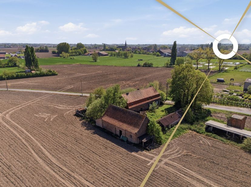 Deze voormalige landbouwgrond heeft, na het bekomen van een uitzonderlijke bouwvergunning, het statuut van projectgrond gekregen. Hierdoor mag op deze
