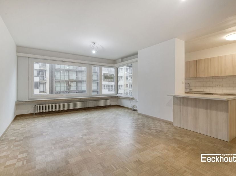 Dit ruime appartement is gelegen in het centrum van Oostende en is perfect voor wie op zoek is naar een comfortabele en gezellige woning. Met drie sla