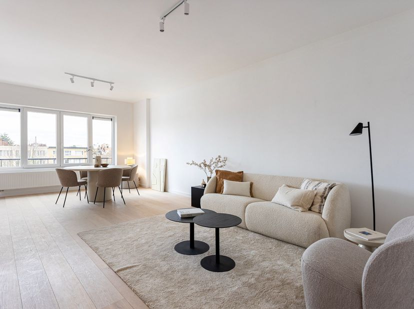 Dit prachtige appartement met twee slaapkamers bevindt zich op de eerste verdieping van een volledig gerenoveerd gebouw. De renovatie heeft gezorgd vo