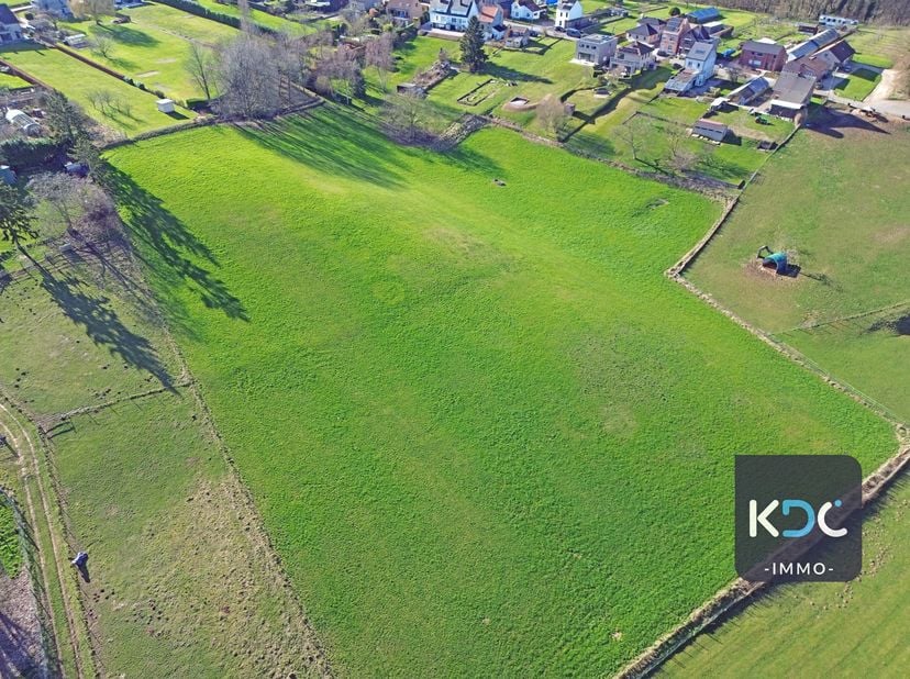 Zeer rustig gelegen te renoveren woning met garage op een enorm perceel van 2ha15ca. IDEAAL VOOR PAARDENLIEFHEBBERS. Woning zelf te renoveren/te herbo