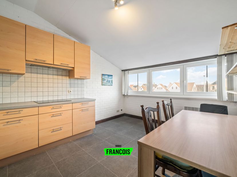 Dit gezellig appartement is gelegen in een rustige buurt te Bredene. Op wandelafstand heeft u alle faciliteiten alsook de duinen en de zee. Tevens hee