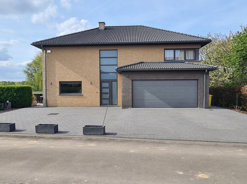 MODERNE VILLA OP RUSTIGE LIGGING<br />
<br />
In een doodlopende en bijzonder rustige straat, te midden van de velden, bevindt zich deze moderne villa