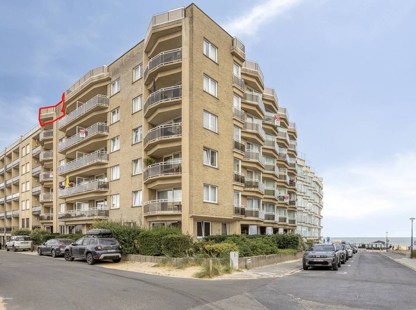 Om de hoek van de Zeedijk, in residentie ELSY II, bevindt zich dit uitstekend onderhouden penthouse (84 m²). De leefruimte heeft veel lichtinval en bi